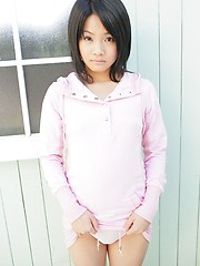 Young asian cutie Satomi Sinjou