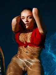 Hot metart model Jenya in the pool