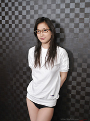 Japanese teen Yui Shirasagi likes spandex