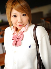 Sexy babe Rui Hazuki shows her butt in school