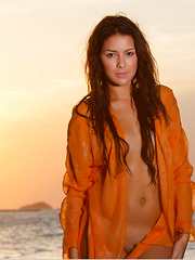 Gracy Taylor strips naked in the beautiful sunset on the beach.