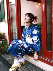 Momoko Tani Asian exposes sexy legs under geisha dress and smiles